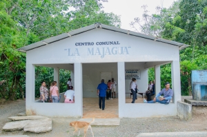 FOMISAR entrega recursos verja perimetral para el Salon Comunal La Majagua