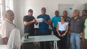 FOMISAR entrega cheque para la construcci&oacute;n de una cancha y un boulevard en Angelina