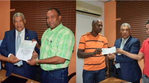 BENEFICIARIOS RECIBEN CHEQUES DE FOMISAR