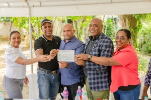 FOMISAR entrega del 50% de los recursos destinados a los trabajos de bacheo y colocaci&oacute;n de asfalto en los barrios El Cupey y El Higuerito, pertenecientes al distrito municipal de La Bija.